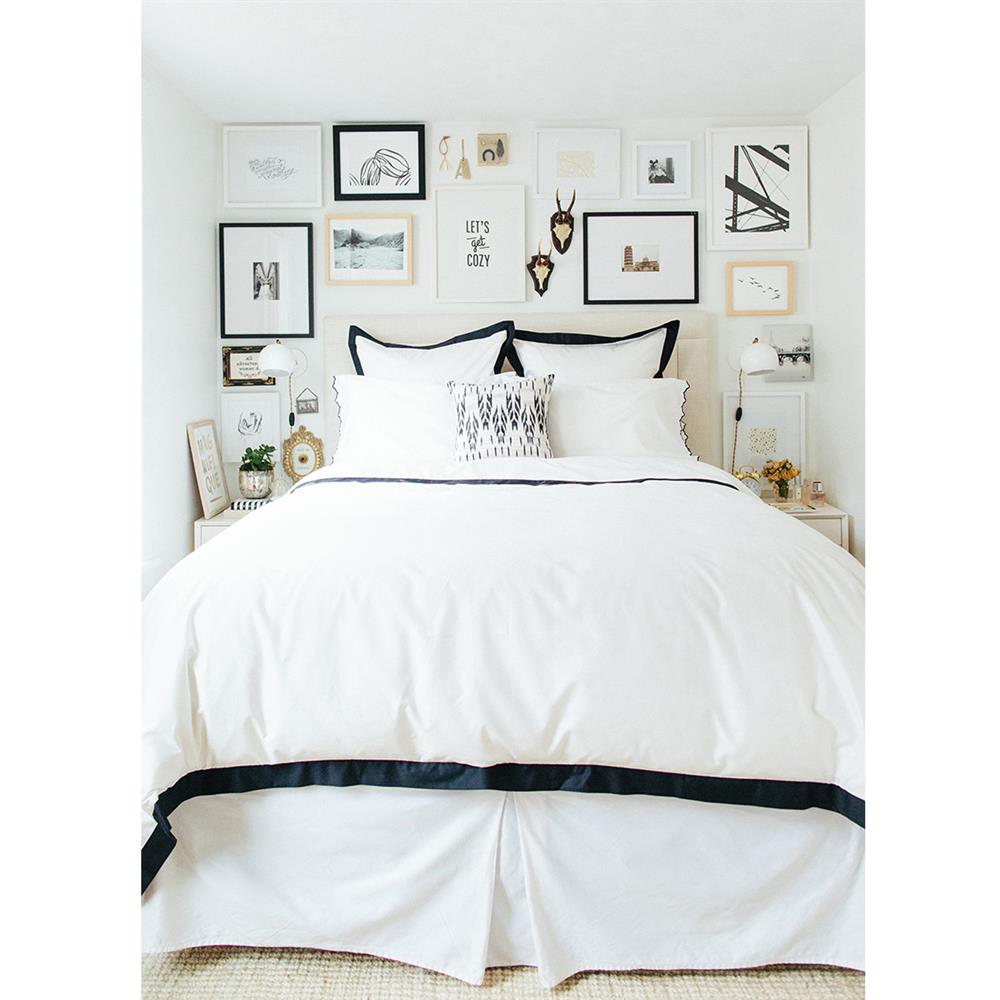 A bedroom with multi home decor items